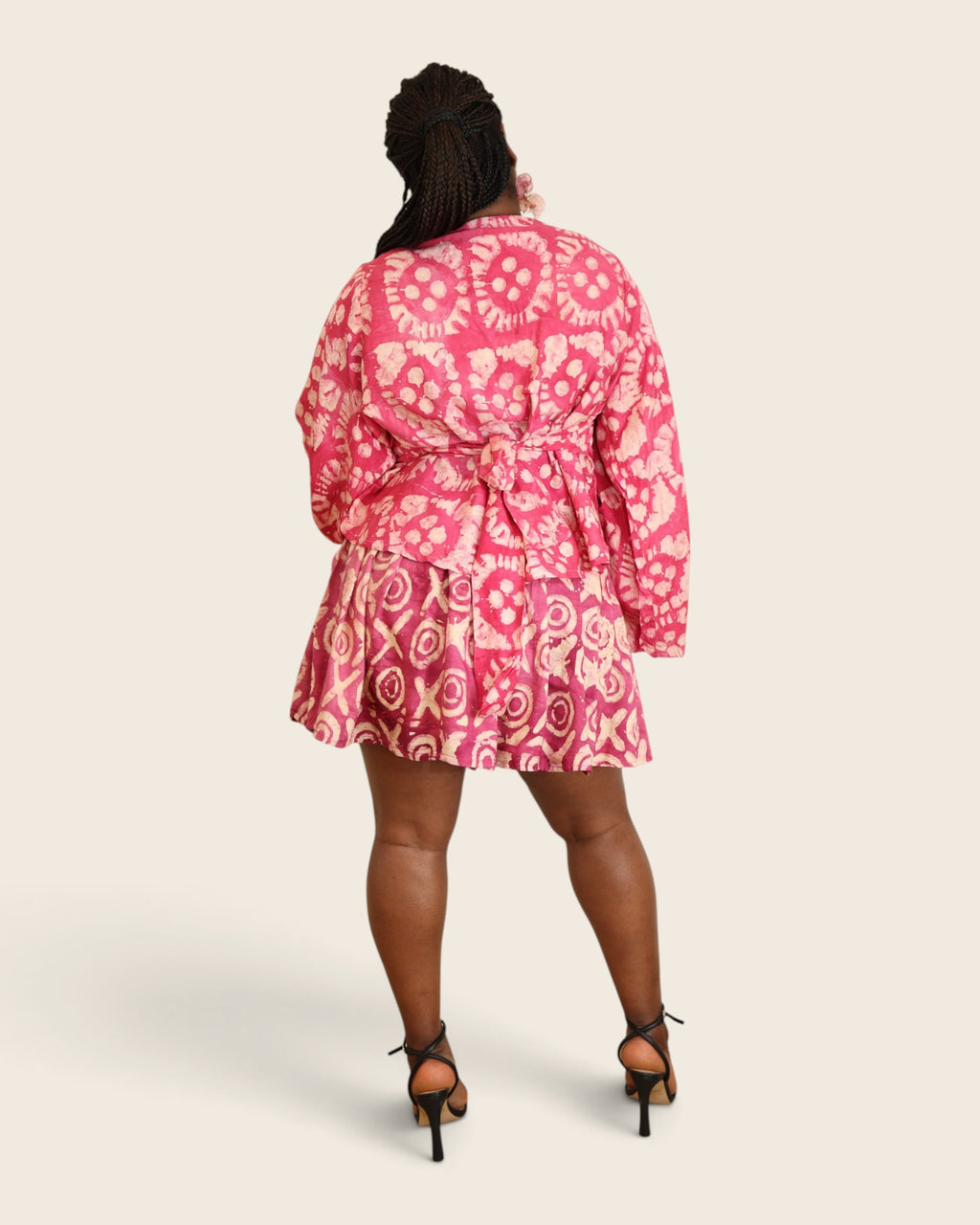 Aïna Hibiscus Pink — african print skirt set in hand-dyed Adire, back view with waist tie, L'atelier KaAy