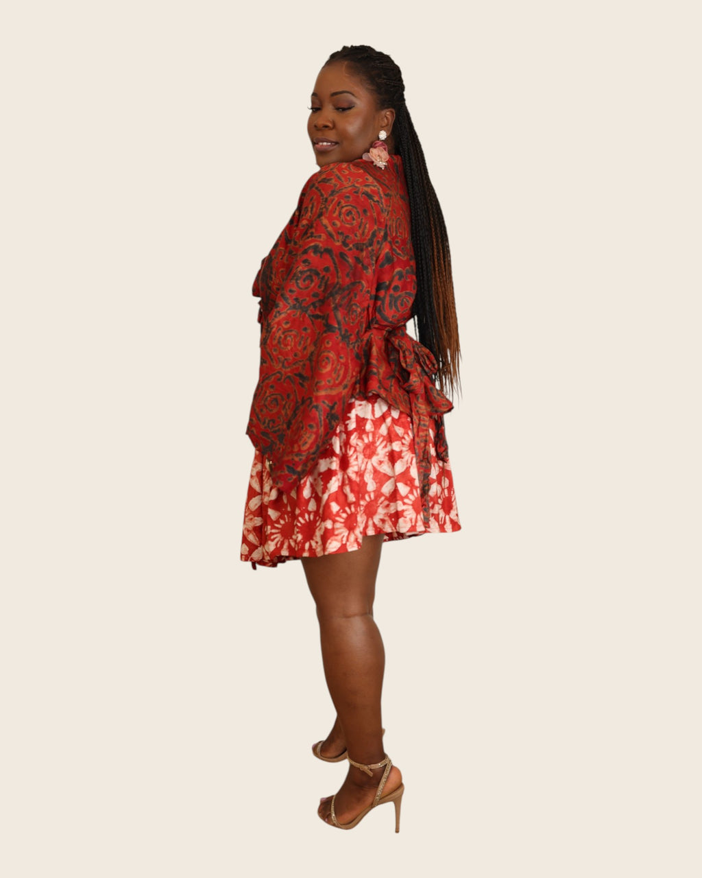 Aïna Ember Red — african print skirt set in hand-dyed Adire, side view, looking over the shoulder, L'atelier KaAy