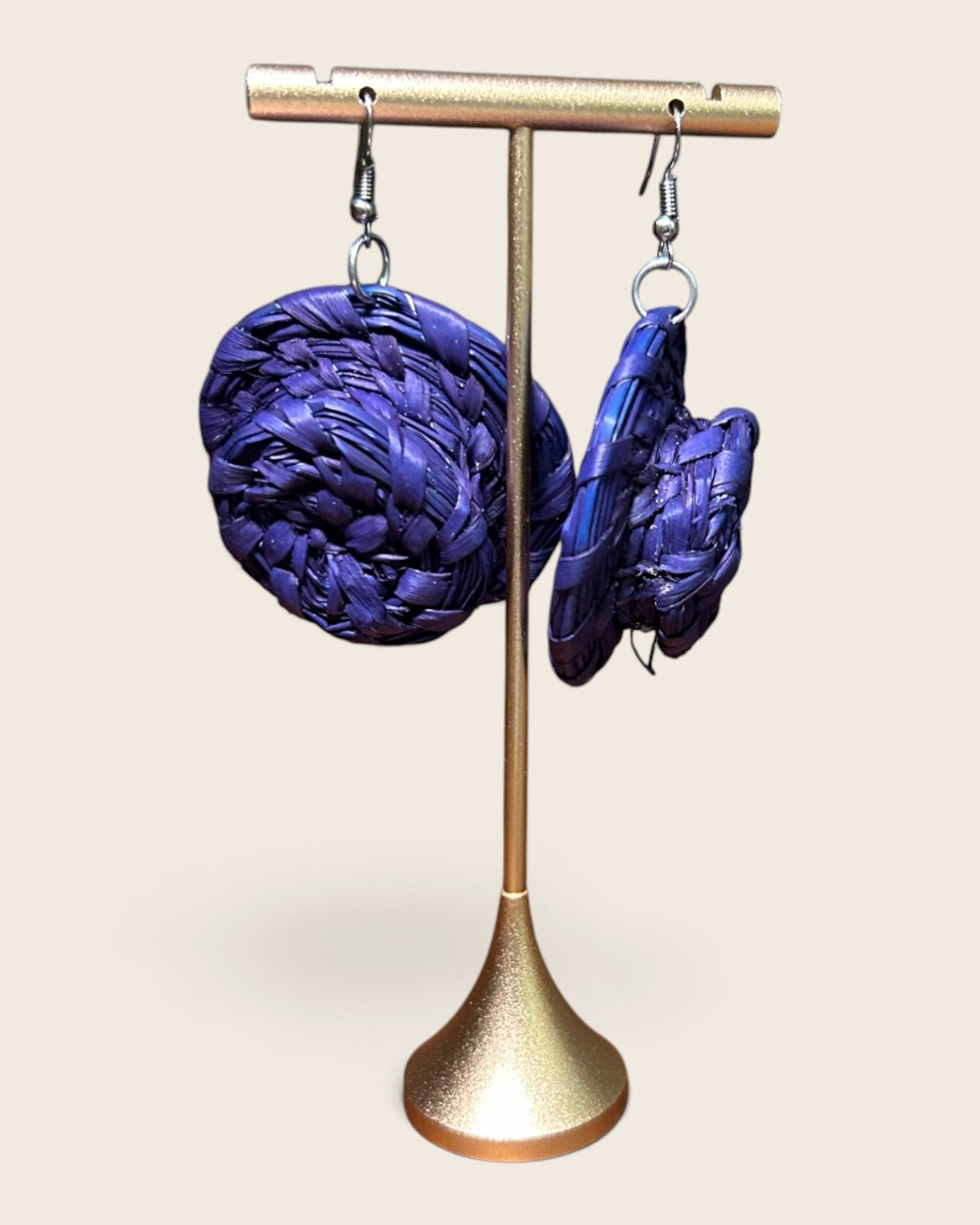 Royal Violet woven raffia halo earrings on a gold stand, hand-dyed and hand-woven, L'atelier KaAy