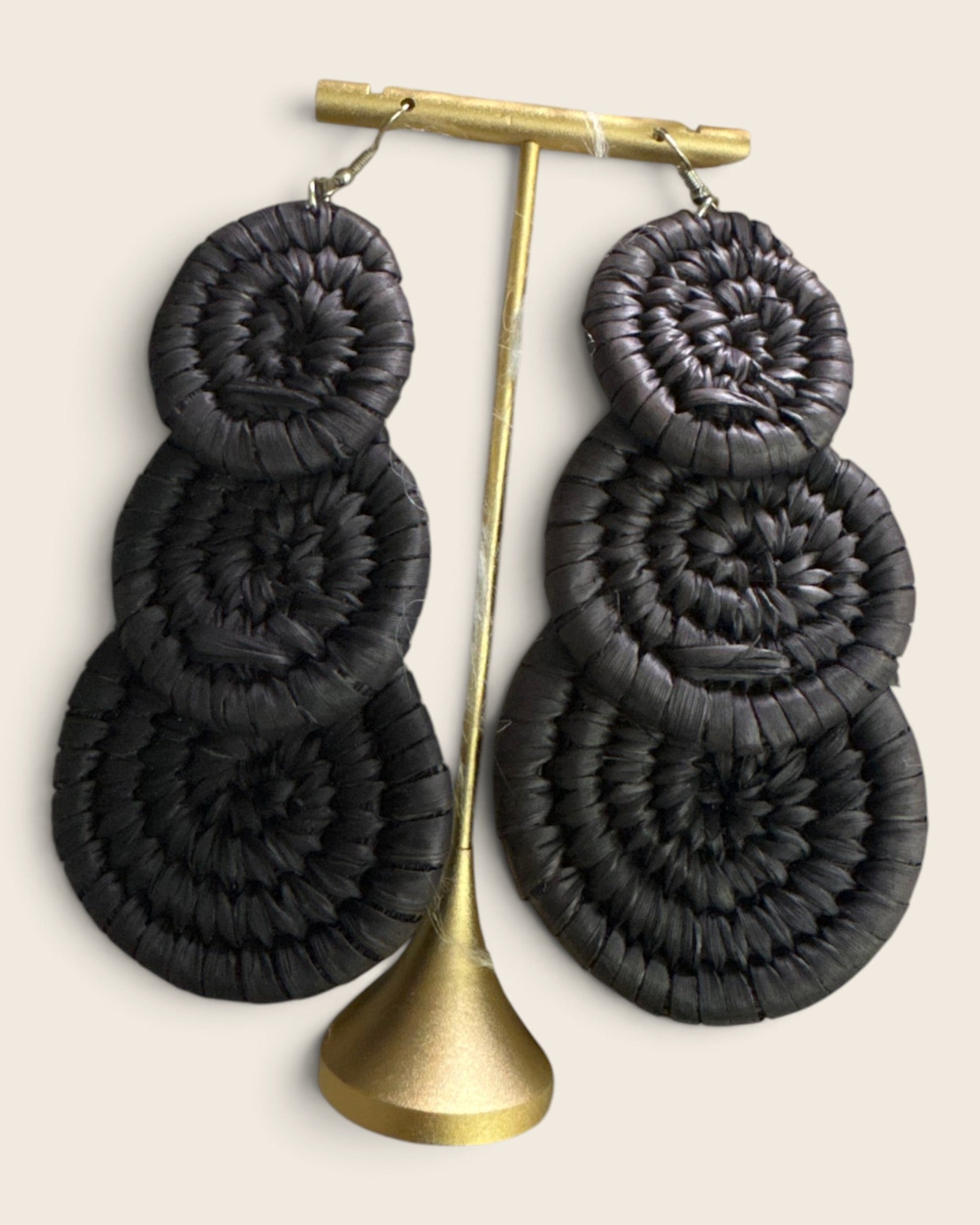 Charcoal triple disc raffia earrings in soft black, hand-dyed and hand-woven, L'atelier KaAy