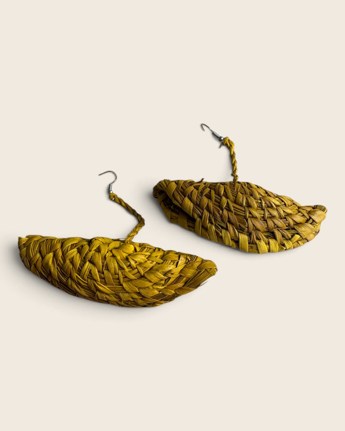 Saffron Gold raffia half-moon earrings, hand-dyed and hand-woven, L'atelier KaAy